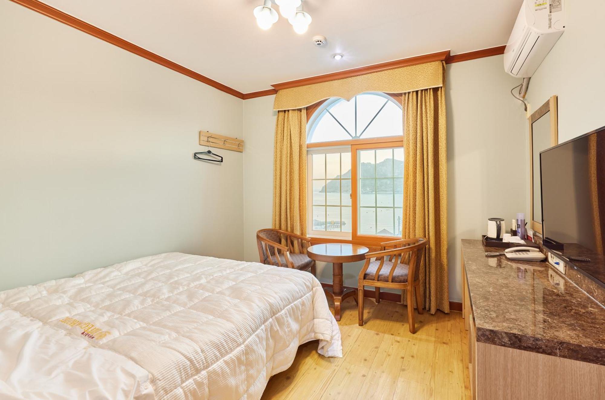 Goheung Hayan Noeul Hotel الغرفة الصورة
